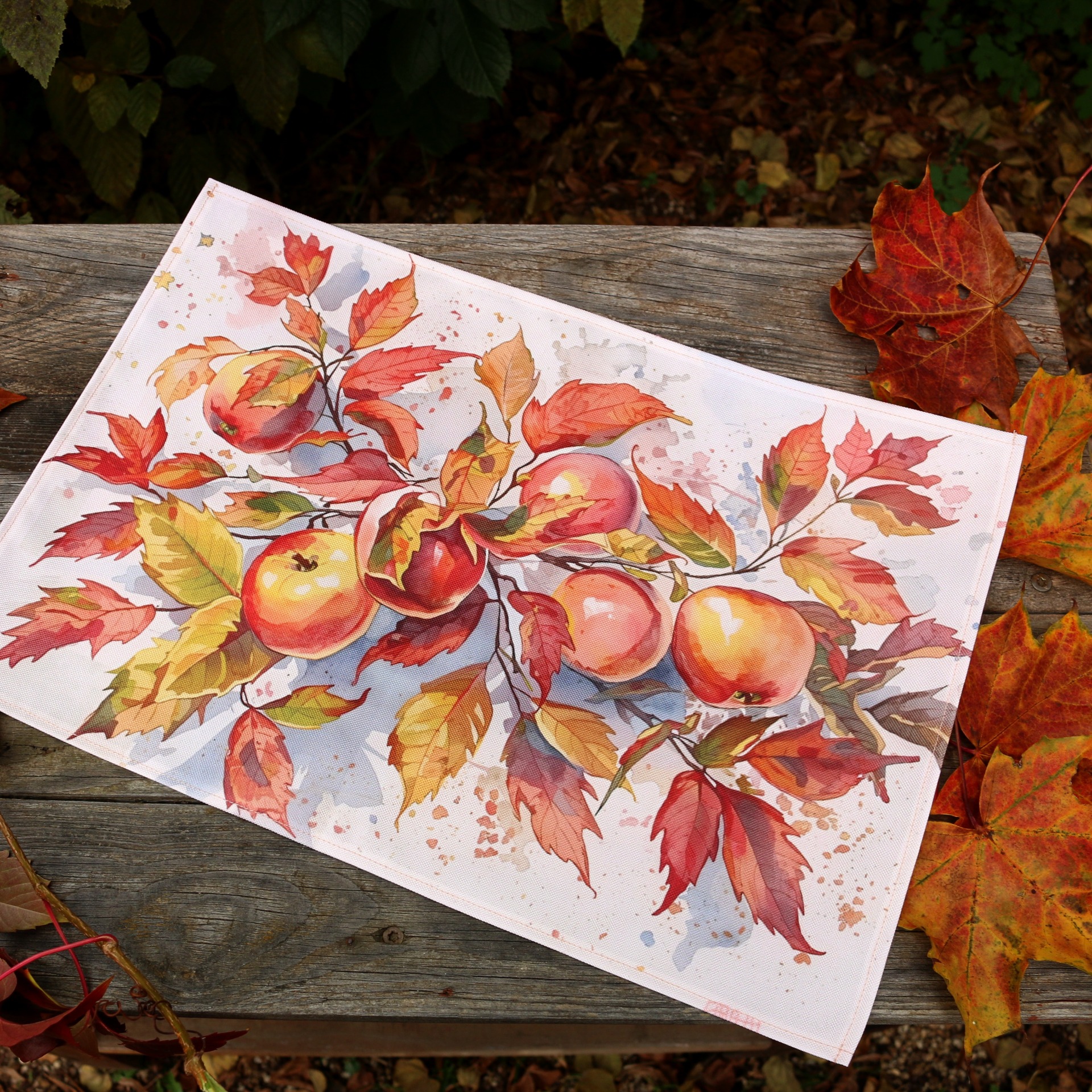 Prostírání podzimní listí s jablky